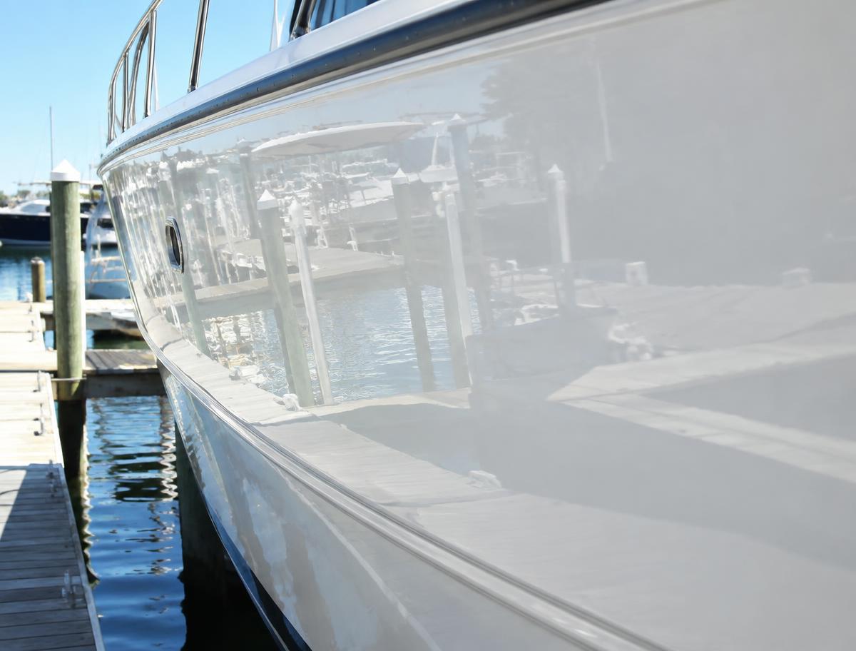Mirror-gloss white gelcoat on the same boat hull after compounding and polishing